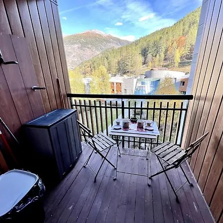 Culla D'amore Con Vista Sulle Montagne Innevate Bardonecchia